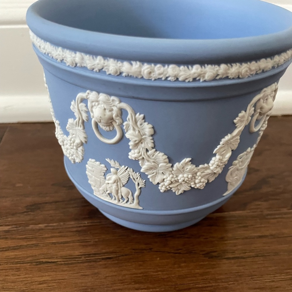 Wedgewood cache pot